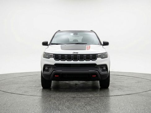 Used 2025 Jeep Compass Trailhawk image 2