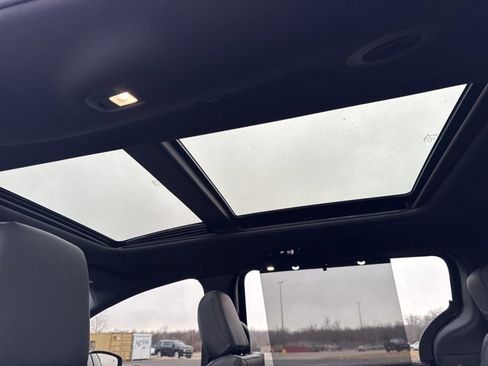 Used 2020 Chrysler Pacifica Touring-L w/ Advanced Safetytec Group image 8