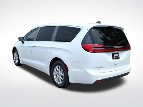Used 2024 Chrysler Pacifica Touring-L FWD image 3
