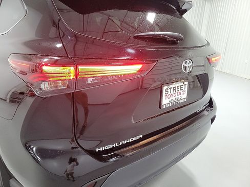 New 2026 Toyota Highlander AWD image 11