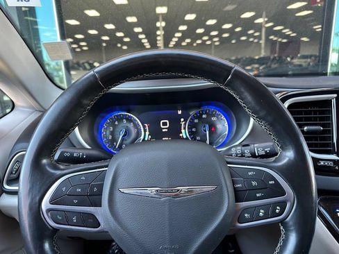 Used 2022 Chrysler Pacifica Touring-L FWD image 16