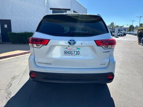 Used 2017 Toyota Highlander XLE w/ Carpet Mat Package AWD/4WD image 11