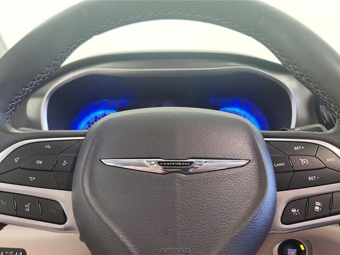 Used 2023 Chrysler Pacifica Touring-L FWD image 25