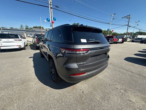 New 2026 Jeep Grand Cherokee Summit w/ Obsidian Package AWD/4WD image 3