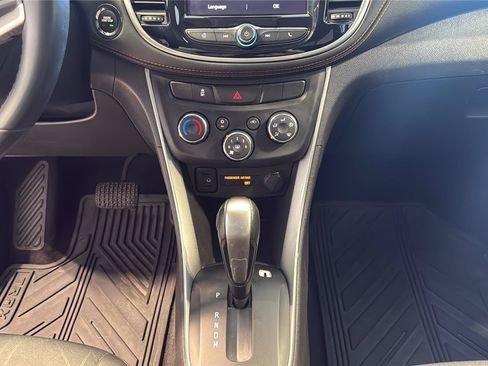 Used 2020 Chevrolet Trax LT w/ LT Convenience Package FWD image 23