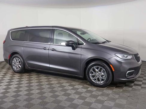 Used 2023 Chrysler Pacifica Touring-L FWD image 18