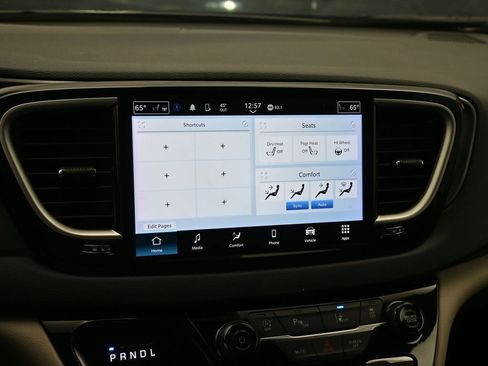 Used 2024 Chrysler Pacifica Touring-L image 16