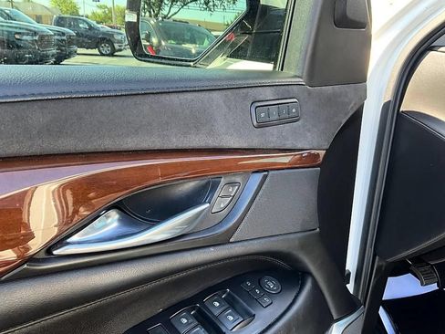 Used 2020 Cadillac Escalade Luxury AWD/4WD image 13