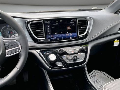Used 2026 Chrysler Pacifica Limited FWD image 9