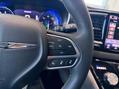 Used 2024 Chrysler Pacifica Touring-L image 30