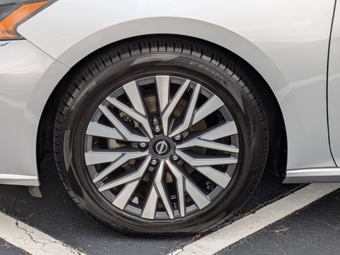 Used 2024 Nissan Altima 2.5 SV FWD image 10