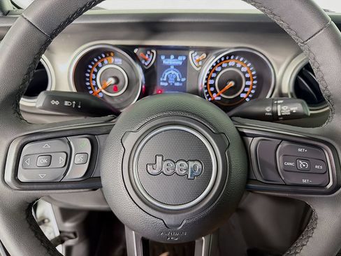 Used 2023 Jeep Gladiator Sport AWD/4WD image 16