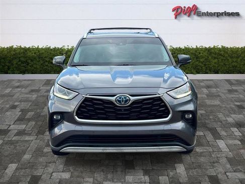 Used 2021 Toyota Highlander Platinum FWD image 4