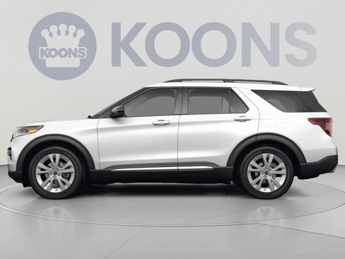 Used 2022 Ford Explorer XLT w/ Equipment Group 202A AWD/4WD image 2