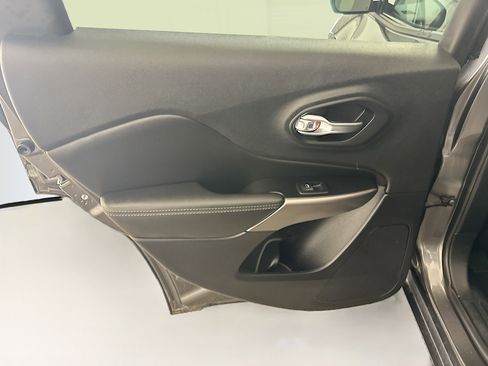 Used 2022 Jeep Cherokee Latitude Lux w/ Sun & Sound Group image 28