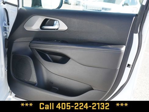 Used 2025 Chrysler Pacifica Select FWD image 18