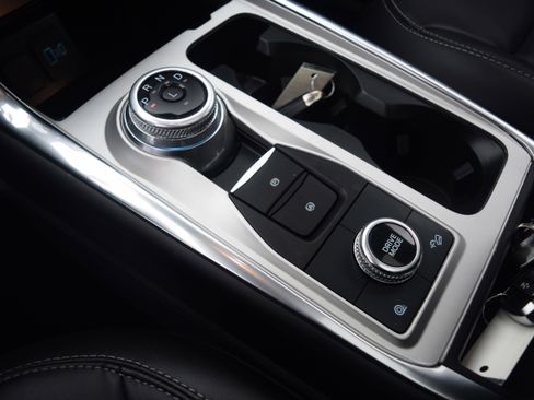 Used 2022 Ford Explorer XLT w/ Equipment Group 202A image 12