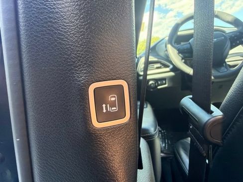 Used 2022 Chrysler Pacifica Touring-L w/ Uconnect Theater Family Group FWD image 18