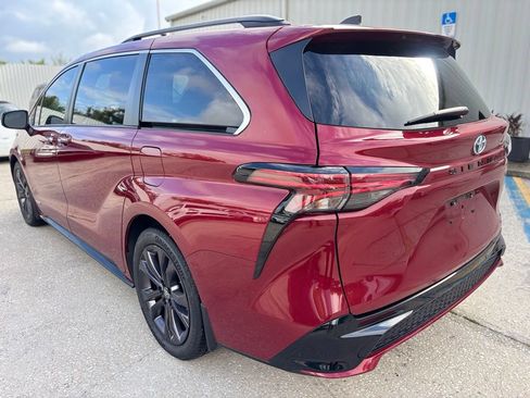 Used 2021 Toyota Sienna XSE w/ XSE Plus Package FWD image 3