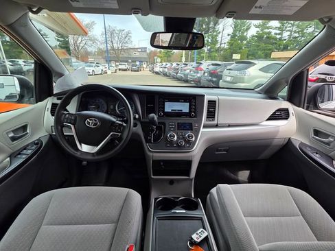 Used 2020 Toyota Sienna LE w/ LE Preferred Package image 19