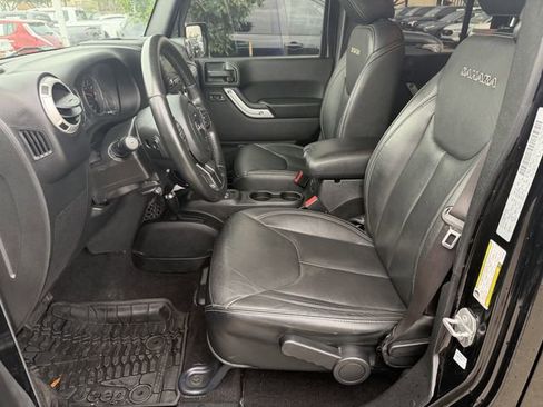 Used 2017 Jeep Wrangler Unlimited Sahara w/ Connectivity Group image 19