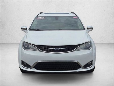 Used 2019 Chrysler Pacifica Limited FWD image 2