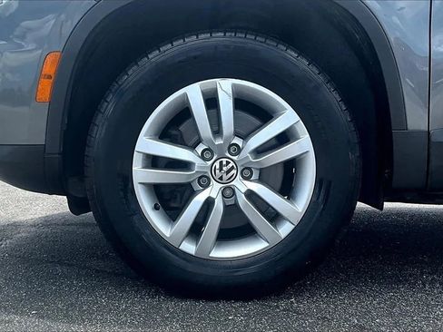 Used 2017 Volkswagen Tiguan S image 9