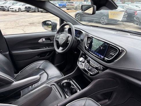 Used 2022 Chrysler Pacifica Limited w/ Uconnect Theater Family Group FWD image 13