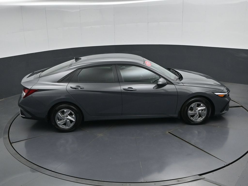Used 2025 Hyundai Elantra SE FWD image 42