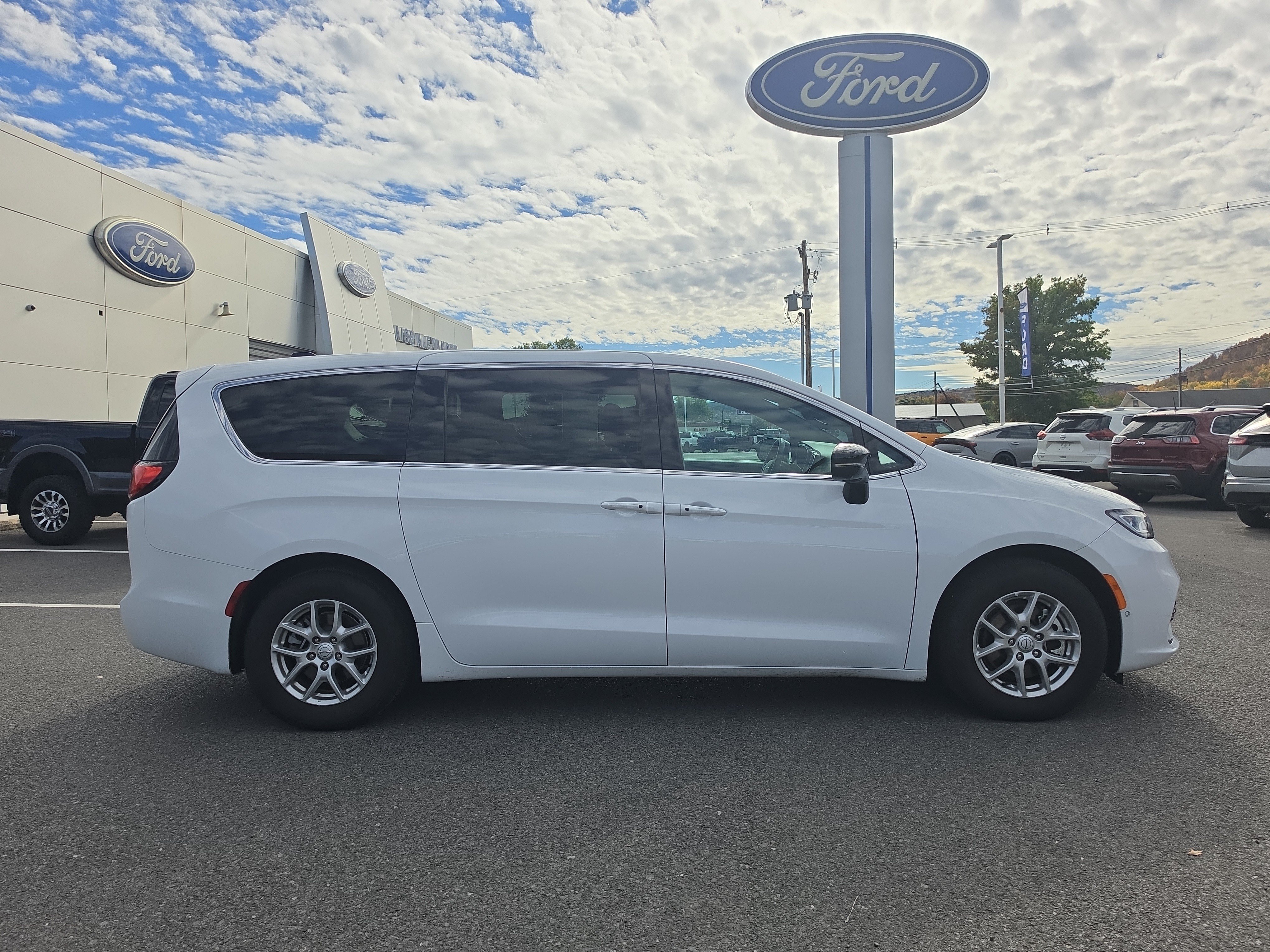 Used 2026 Chrysler Pacifica Select FWD image 2