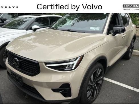 Certified 2025 Volvo XC40 B5 Plus AWD/4WD image 1