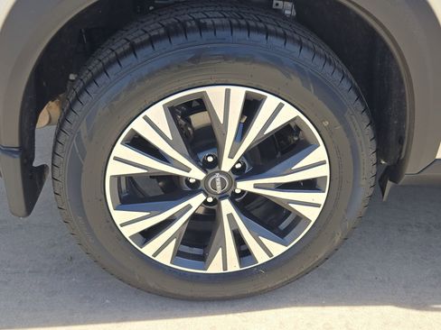 Used 2023 Nissan Rogue SV image 31