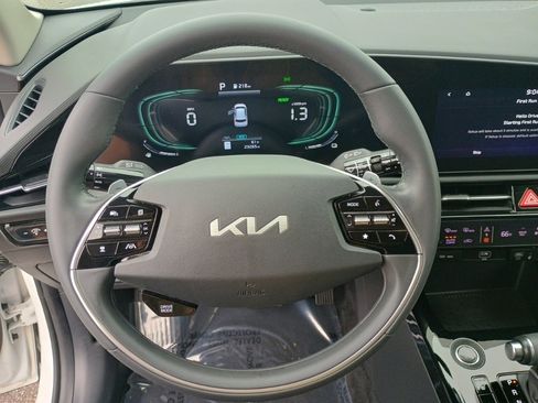 Used 2023 Kia Niro EX image 24
