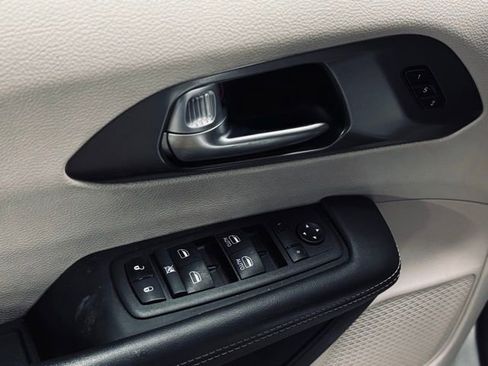 Certified 2024 Chrysler Pacifica Touring-L image 14