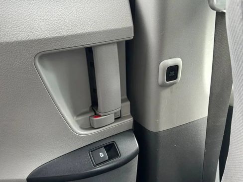 Used 2017 Toyota Sienna LE FWD image 19