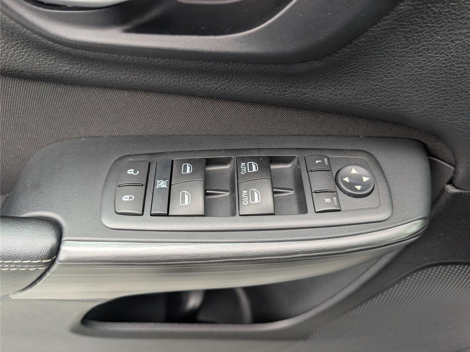 Used 2015 Jeep Cherokee Latitude FWD image 18