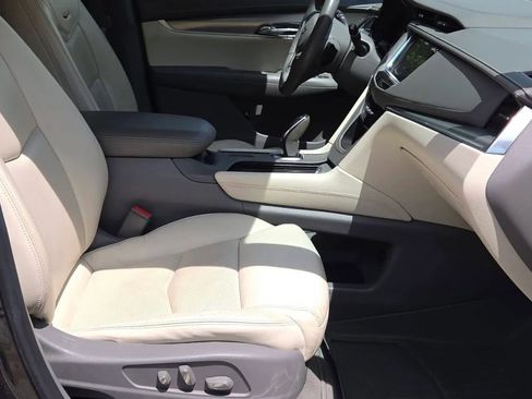 Used 2017 Cadillac XT5 Luxury w/ Driver Awareness Package FWD image 9