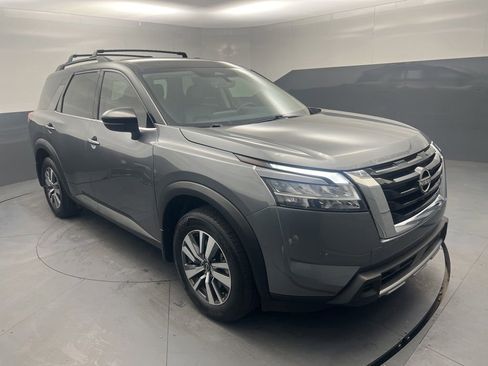 Used 2024 Nissan Pathfinder SL FWD image 11