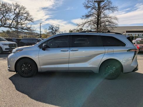 Used 2022 Toyota Sienna XSE w/ XSE Plus Package image 6