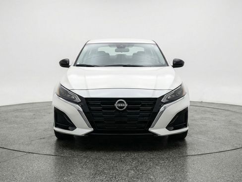 Used 2025 Nissan Altima 2.5 SV FWD image 2