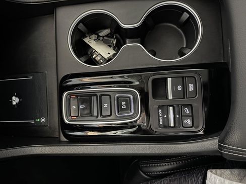 Used 2025 Honda Pilot Touring image 17