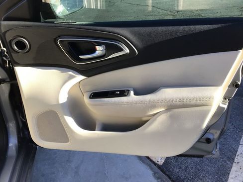 Used 2016 Chrysler 200 Limited image 9