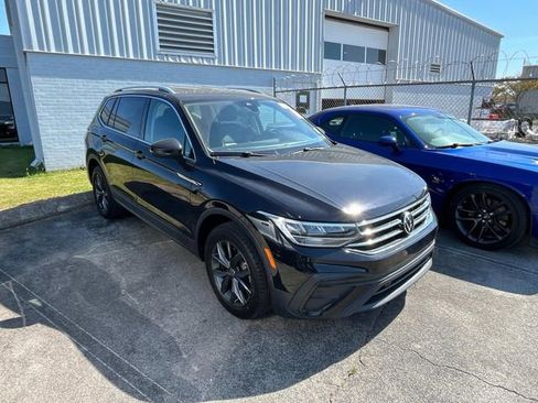 Used 2023 Volkswagen Tiguan SE image 2