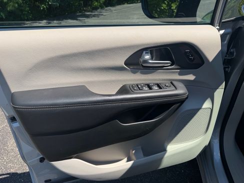 Used 2024 Chrysler Pacifica Touring-L FWD image 23