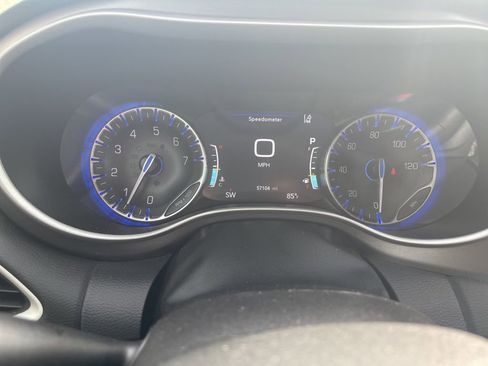 Used 2024 Chrysler Pacifica Touring-L image 12