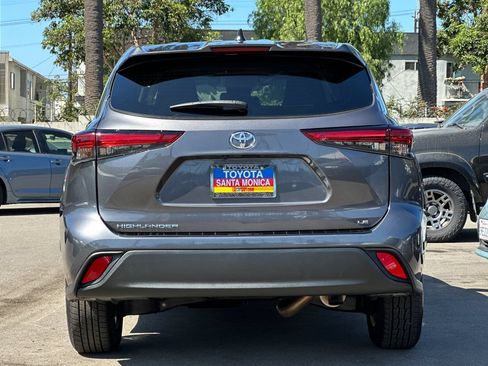Used 2023 Toyota Highlander LE FWD image 5