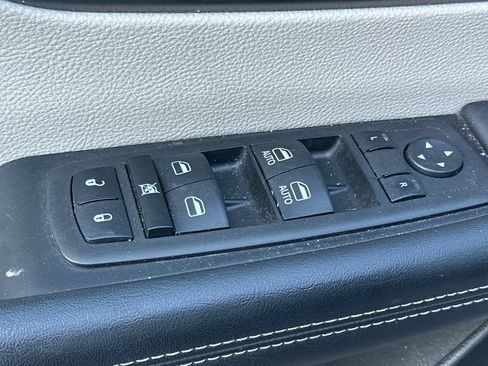 Used 2023 Chrysler Pacifica Touring-L FWD image 12
