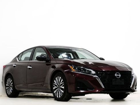 Used 2024 Nissan Altima 2.5 SV image 1