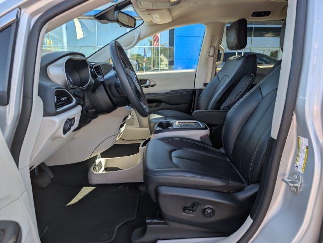 Used 2024 Chrysler Pacifica Touring-L FWD image 10