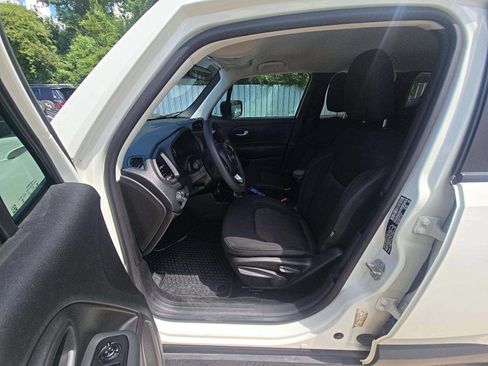 Used 2023 Jeep Renegade Latitude AWD/4WD image 3